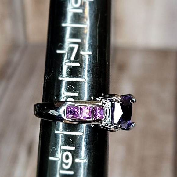 Women's Ring Size 8 - Picture 4 of 4